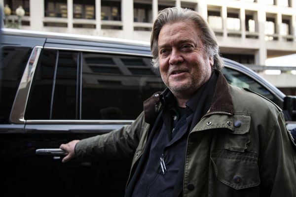 Ex-Trump Adviser Steve Bannon Arrested, Charged With Fraud Over 'Build the Wall' Campaign Ex-Trump Adviser Steve Bannon Arrested, Charged With Fraud Over 'Build the Wall' Campaign - Sputnik International