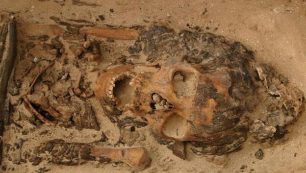 This woman was buried wearing a head cone in a cemetery at the site of Amarna in Egypt - Sputnik International