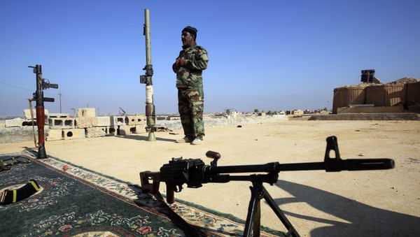 Abbas Hamza Hassan, a 56-year-old Iraqi fighter who left in 2014 the southern Iraqi province of Basra to join the forces of the paramilitary units of the Hashed Shaabi (Popular Mobilisation) against Islamic State group (IS), is pictured on November 13, 2018 while training fellow Hashed members on using weapons in al-Qaim in the western Iraqi province of Anbar, along the border with Syria. - Sputnik International