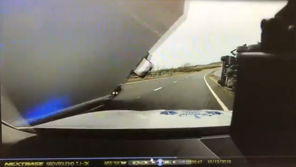 Scottish cop has near-death experience after strong winds push massive lorry onto patrol car. - Sputnik International