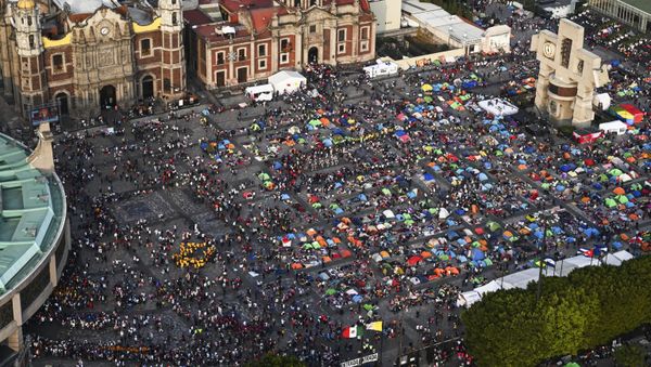 Pilgrims gathering outside the Basilica of Guadalupe in Mexico City - Sputnik International