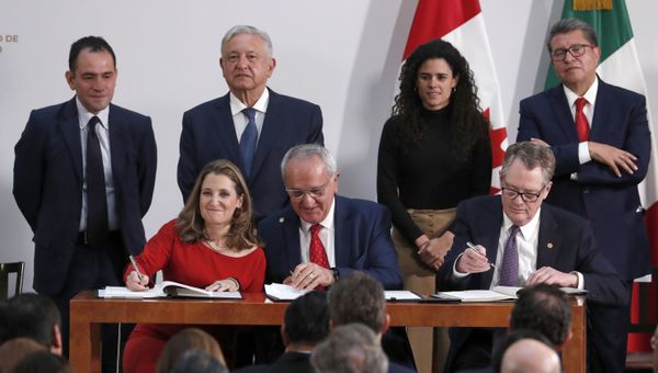 Signing an update to the North American Free Trade Agreement at the national palace in Mexico City - Sputnik International