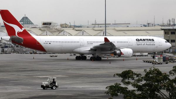 A Qantas Airbus A-330 plane sits on the tarmac at the Ninoy Aquino International Airport Sunday Oct. 30, 2011 at suburban Pasay city, south of Manila, Philippines. - Sputnik International