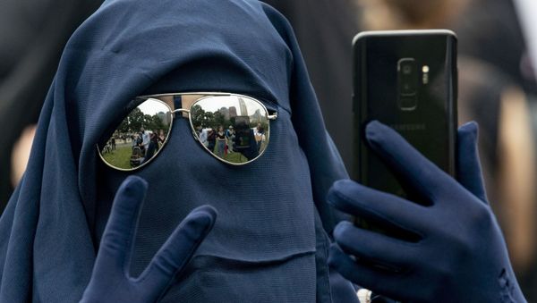 A woman wearing a niqab takes a selfie while flashing the victory sign as she takes part in a demonstration against a ban on face-covering veils in The Hague on 9 August 2019. - Sputnik International