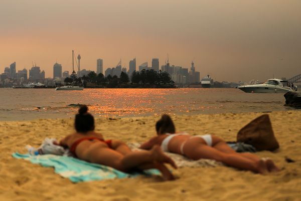 Beachgoers are seen on Milk Beach as smoke haze from bushfires in New South Wales blankets the CBD in Sydney, Australia December 7, 2019 Beachgoers are seen on Milk Beach as smoke haze from bushfires in New South Wales blankets the CBD in Sydney, Australia December 7, 2019 - Sputnik International