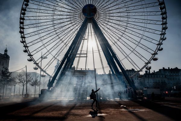 A person gestures amid smoke during a demonstration on December 10, 2019 in Lyon as part of the sixth day of massive strike action over government's plans to overhaul the pension system A person gestures amid smoke during a demonstration on December 10, 2019 in Lyon as part of the sixth day of massive strike action over government's plans to overhaul the pension system - Sputnik International