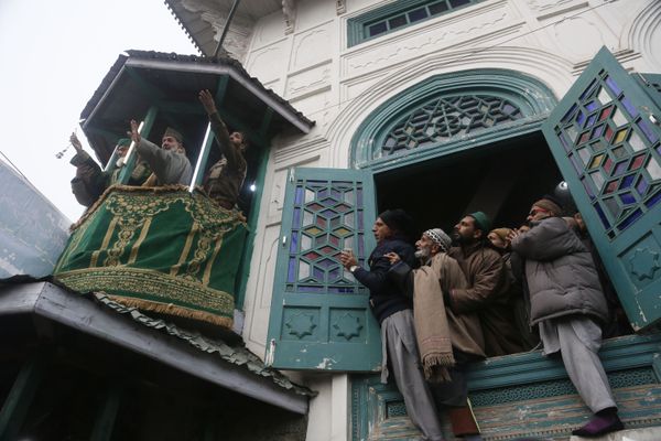 Kashmiri Muslim devotees pray as a priest displays a relic of Sufi saint Sheikh Syed Abdul Qadir Jeelani outside his shrine in Srinagar, Indian controlled Kashmir, Monday, Dec. 9, 2019 Kashmiri Muslim devotees pray as a priest displays a relic of Sufi saint Sheikh Syed Abdul Qadir Jeelani outside his shrine in Srinagar, Indian controlled Kashmir, Monday, Dec. 9, 2019 - Sputnik International