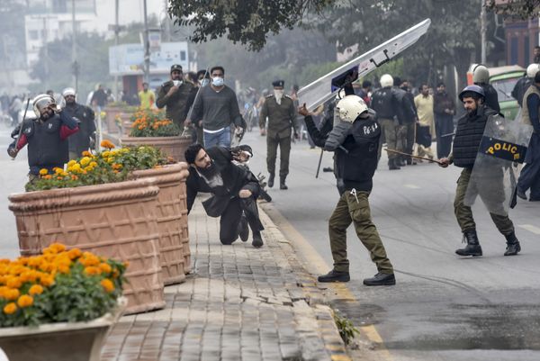 A policeman prepares to beat a lawyer (C) following a clash between lawyers and doctors in Lahore on December 11, 2019 A policeman prepares to beat a lawyer (C) following a clash between lawyers and doctors in Lahore on December 11, 2019 - Sputnik International