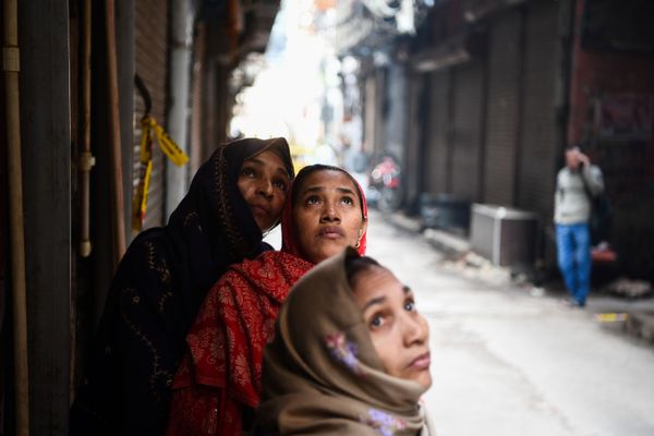 Women look at a factory site where a fire broke out a day before, in Anaj Mandi area of New Delhi on December 9, 2019 Women look at a factory site where a fire broke out a day before, in Anaj Mandi area of New Delhi on December 9, 2019 - Sputnik International