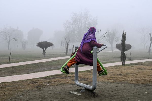A woman exercises in a park amid fog in Srinagar on December 10, 2019 A woman exercises in a park amid fog in Srinagar on December 10, 2019 - Sputnik International