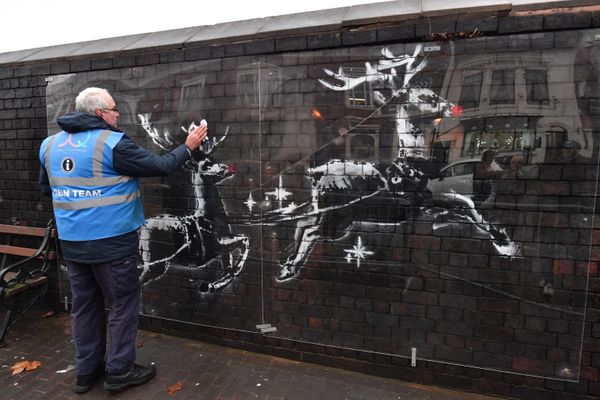 A council worker cleans the perspex covering an artwork by British artist Banksy that appeared overnight in Birmingham on December 10, 2019 A council worker cleans the perspex covering an artwork by British artist Banksy that appeared overnight in Birmingham on December 10, 2019 - Sputnik International