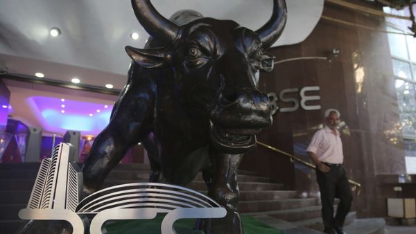 A man walks near the bronze statue of a bull outside the Bombay Stock Exchange (BSE) in Mumbai, India, Thursday, Oct. 4, 2018 A man walks near the bronze statue of a bull outside the Bombay Stock Exchange (BSE) in Mumbai, India, Thursday, Oct. 4, 2018 - Sputnik International