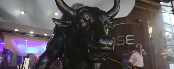 A man walks near the bronze statue of a bull outside the Bombay Stock Exchange (BSE) in Mumbai, India, Thursday, Oct. 4, 2018 - Sputnik International
