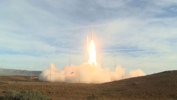 This video grab taken from a DoD (US Department of Defense) handout video released on December 12, 2019, shows a ballistic missile being launched from Vandenberg Air Force Base, California - Sputnik International