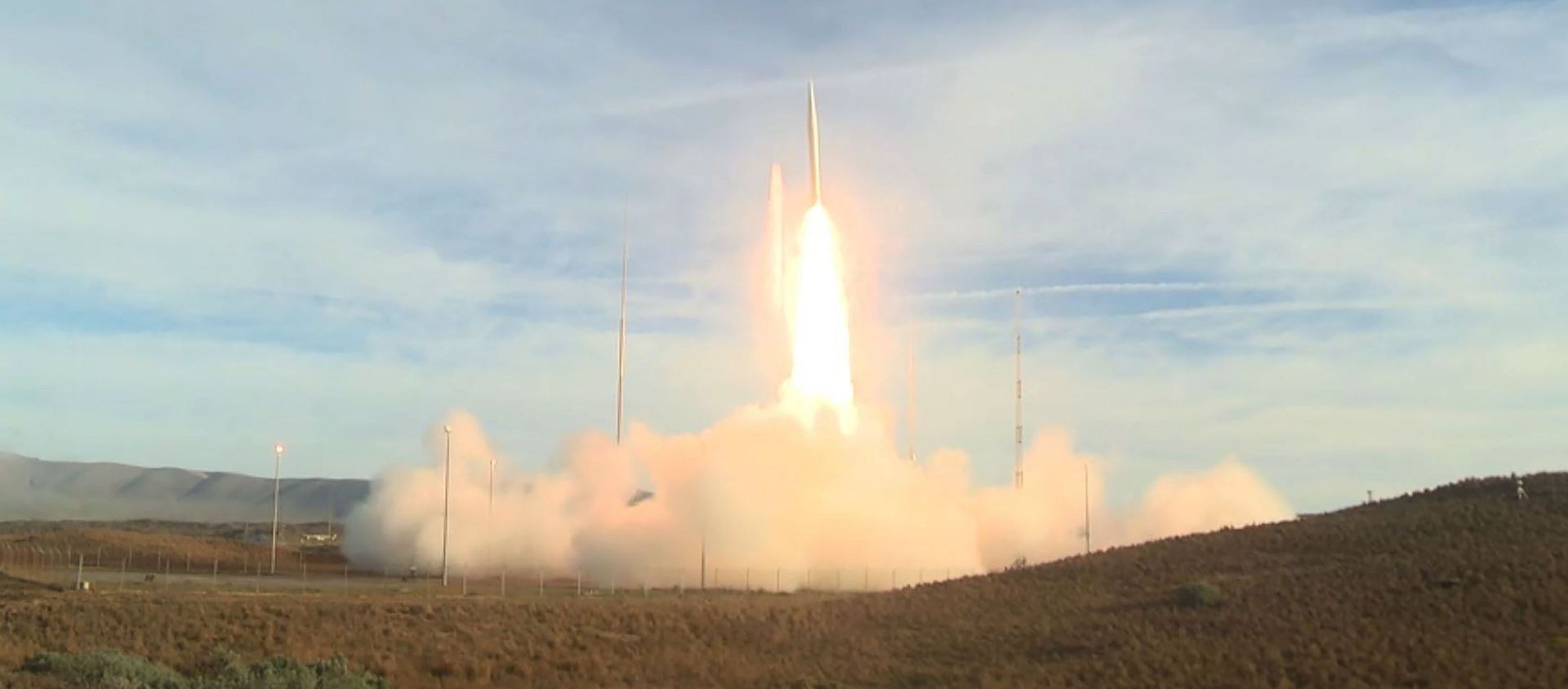This video grab taken from a DoD (US Department of Defense) handout video released on December 12, 2019, shows a ballistic missile being launched from Vandenberg Air Force Base, California - Sputnik International, 1920, 15.12.2019