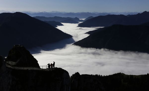 Hikers enjoy the view over the mist in the valleys of the Alps mountains from the top of Wendelstein mountain (1,838 metres) near Bayrischzell, southern Germany, on 25 October 2012. Hikers enjoy the view over the mist in the valleys of the Alps mountains from the top of Wendelstein mountain (1,838 metres) near Bayrischzell, southern Germany, on 25 October 2012. - Sputnik International