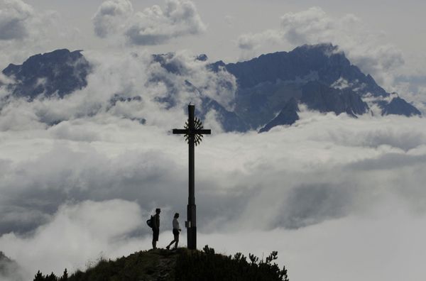 Hikers enjoy the view from the peak Hoher Fricken (1,940 metres) in front of Germany's highest mountain Zugspitze (2,962 metres, R) in the Alps mountains near the village Garmisch-Partenkirchen, southern Germany, during nice 20 f(celsius) degree weather 14 August 2010 Hikers enjoy the view from the peak Hoher Fricken (1,940 metres) in front of Germany's highest mountain Zugspitze (2,962 metres, R) in the Alps mountains near the village Garmisch-Partenkirchen, southern Germany, during nice 20 f(celsius) degree weather 14 August 2010 - Sputnik International