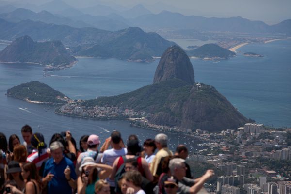 Tourists enjoy the view of Rio's landmark Sugarloaf mountain from Corcovado mountain, in Rio de Janeiro, Brazil on October 10, 2011. Tourists enjoy the view of Rio's landmark Sugarloaf mountain from Corcovado mountain, in Rio de Janeiro, Brazil on October 10, 2011. - Sputnik International