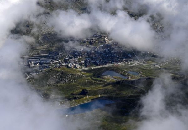 View of Val Thorens ski resort (L), in the French Alps, from Cоme Caron 3195 m the high panorama view point on 10 August 2018, during the summer holidays. View of Val Thorens ski resort (L), in the French Alps, from Cоme Caron 3195 m the high panorama view point on 10 August 2018, during the summer holidays. - Sputnik International