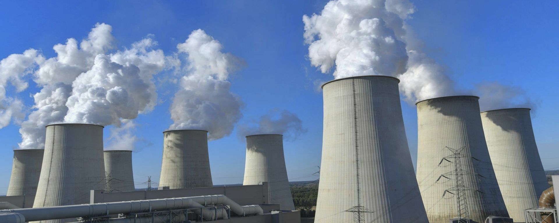 In this Sunday, September 30, 2018 photo water vapour clouds rise from the cooling towers of the Jaenschwalde lignite-fired power plant of Lausitz Energie Bergbau AG (LEAG) in Jaenschwalde, Germany.  - Sputnik International, 1920, 14.12.2019