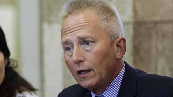In this Jan. 14, 2016, file photo, then state Sen. Jeff Van Drew, D-Cape May Court House, speaks at a Senate Budget and Appropriations Committee meeting in Trenton, N.J. Drew, who has long opposed House Democrats' impeachment effort, discussed switching parties in a meeting with President Donald Trump, an administration official said Saturday, Dec. 14, 2019.  - Sputnik International
