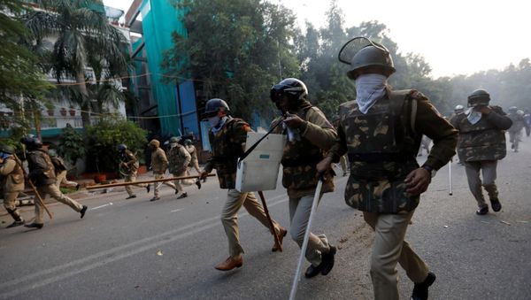 Police chase away demonstrators during a protest against a new citizenship law, in New Delhi, India, December 15, 2019 - Sputnik International