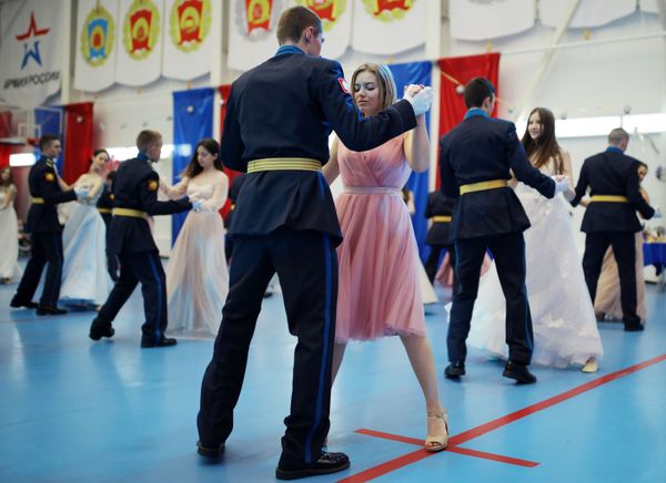 Can I Have This Dance? Cadets Waltz at New Year's Ball - Sputnik International