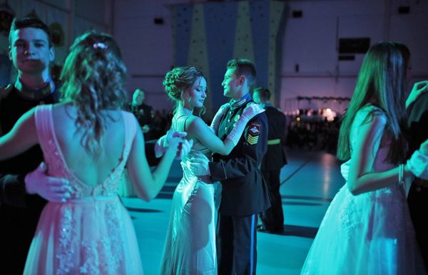 Can I Have This Dance? Cadets Waltz at New Year's Ball - Sputnik International