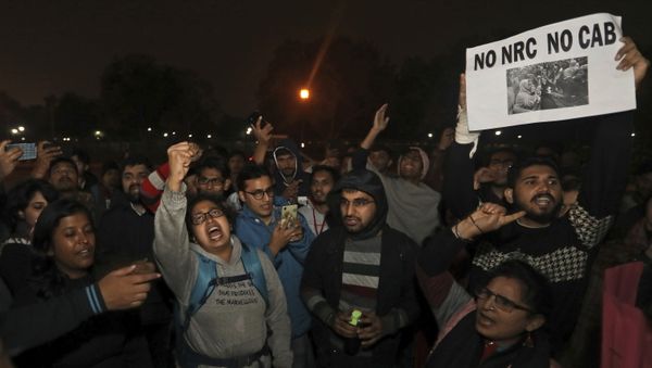 Students shout anti government slogans during a protest at the India Gate against the new citizenship amendment law, in New Delhi, India, Monday, Dec.16, 2019 - Sputnik International