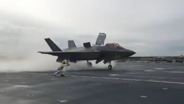 An F-35B prepares for takeoff on the HMS Queen Elizabeth - Sputnik International
