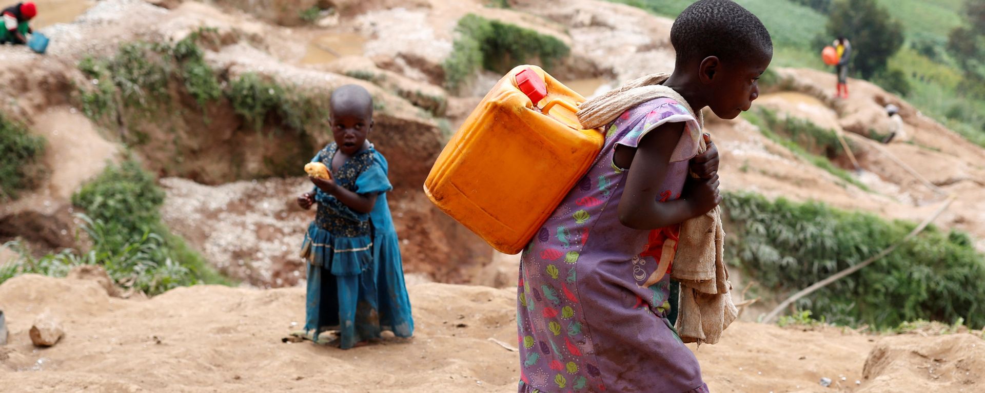 A girl carries a container of water at a coltan mine in Kamatare, Masisi territory, North Kivu Province of Democratic Republic of Congo A girl carries a container of water at a coltan mine in Kamatare, Masisi territory, North Kivu Province of Democratic Republic of Congo - Sputnik International, 1920, 17.12.2019