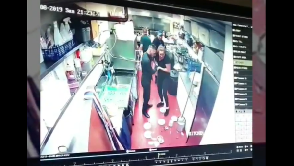 Waitress posts a video showing her clumsiness - Sputnik International