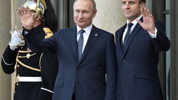 Russian President Vladimir Putin and French counterpart Emmanuel Macron during the official ceremony at the Elysee Palace on 9 December 2019 - Sputnik International