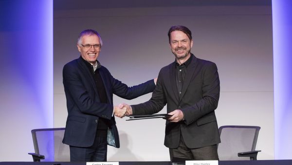 Carlos Tavares of Groupe PSA (left) and Mike Manley of FCA (right) shake hands after signing merger agreement on 18 December 2019 - Sputnik International