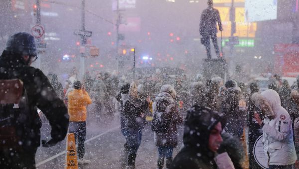Pedestrians observe a snow squall in Times Square Wednesday, Dec. 18, 2019, in New York. (AP Photo/Frank Franklin II) - Sputnik International