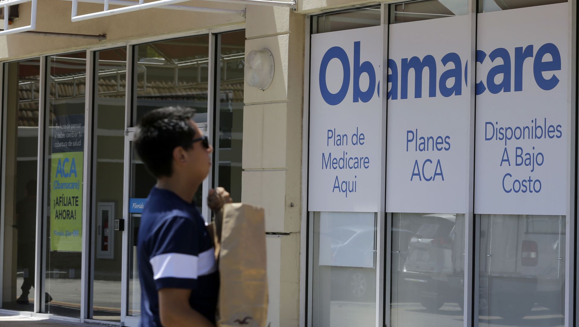 A man walks by a healthcare insurance office in Hialeah, Fla. A man walks by a healthcare insurance office in Hialeah, Fla. - Sputnik International, 1920, 17.06.2021