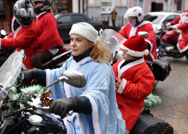 Santa, Baby! Ladies Show Off Their Kris Kringle Outfits - Sputnik International