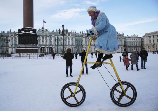 Santa, Baby! Ladies Show Off Their Kris Kringle Outfits - Sputnik International
