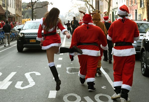 Santa, Baby! Ladies Show Off Their Kris Kringle Outfits - Sputnik International