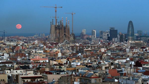 A full moon Super Blue Blood Moon rises behind Mediterranean sea, next to Sagrada Familia Basilica in Barcelona, Spain January 31, 2018.  - Sputnik International