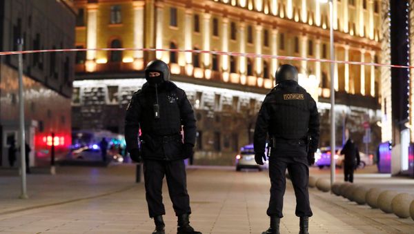 Security officers block a street near the Federal Security Service (FSB) building after a shooting incident, in Moscow, Russia December 19, 2019. Security officers block a street near the Federal Security Service (FSB) building after a shooting incident, in Moscow, Russia December 19, 2019. - Sputnik International