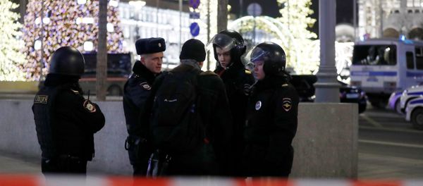 Security officers stand guard on a street near the Federal Security Service (FSB) building after a shooting incident,  in Moscow, Russia December 19, 2019. REUTERS/Evgenia Novozhenina - Sputnik International
