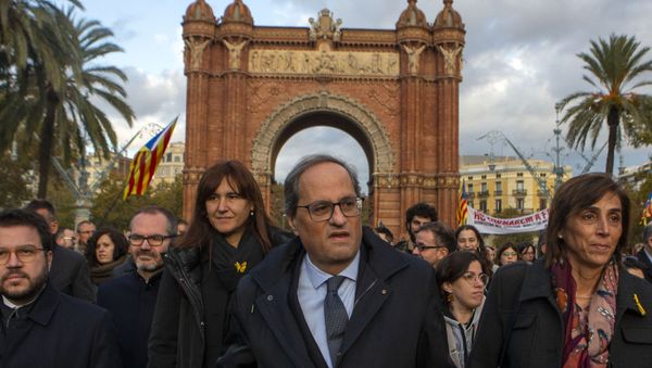 Catalan regional president Quim Torra, centre, arrives at the Catalonia's high court in Barcelona, Spain, Monday, Nov.18, 2019. The pro-independence regional president of Catalonia is standing trial for allegedly disobeying Spain's electoral board by not removing pro-secession symbols from public buildings during an election campaign. - Sputnik International