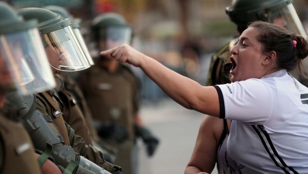 Женщина кричит на чилийских полицейских - Sputnik International