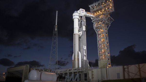 A United Launch Alliance Atlas V rocket with Boeing's CST-100 Starliner spacecraft onboard is seen illuminated by spotlights on the launch pad at Space Launch Complex 41 ahead of the Orbital Flight Test mission, Wednesday, Dec. 18, 2019 at Cape Canaveral Air Force Station in Florida - Sputnik International