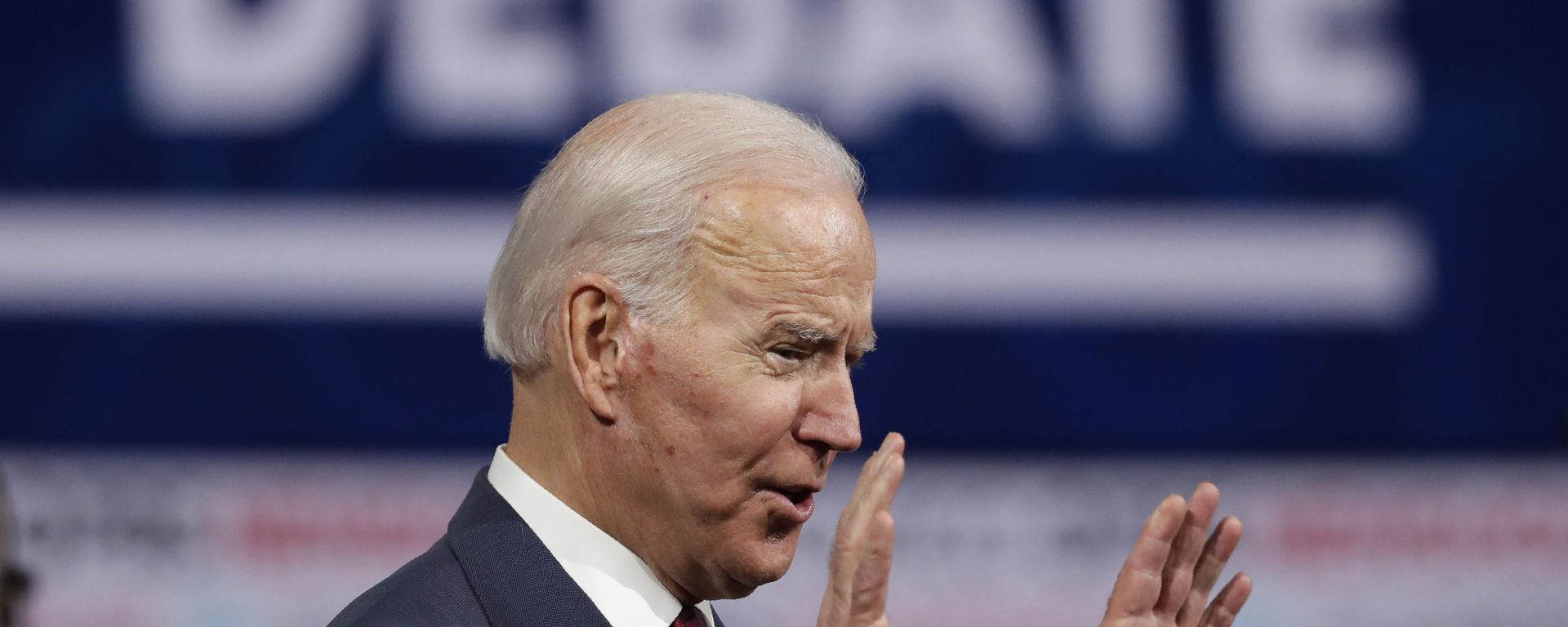 Former vice president Joe Biden, a Democratic presidential candidate, waves to the crowd after a Democratic presidential primary debate in Los Angeles, 19 December 2019. - Sputnik International, 1920, 21.12.2019