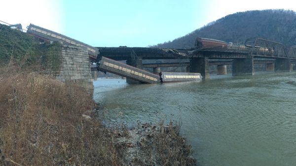 Railroad Freight Cars Plunge into Potomac River in West Virginia 21.12.2019 - Sputnik International