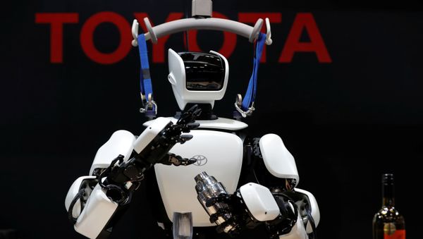 Toyota's humanoid robot T-HR3 makes a cocktail as it is remotely controlled by an operator at its demonstration at the International Robot Exhibition 2019 in Tokyo, Japan December 18, 2019. Toyota's humanoid robot T-HR3 makes a cocktail as it is remotely controlled by an operator at its demonstration at the International Robot Exhibition 2019 in Tokyo, Japan December 18, 2019. - Sputnik International