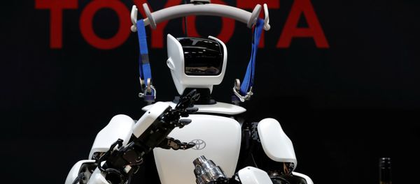 Toyota's humanoid robot T-HR3 makes a cocktail as it is remotely controlled by an operator at its demonstration at the International Robot Exhibition 2019 in Tokyo, Japan December 18, 2019. - Sputnik International