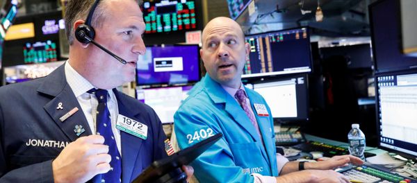 Traders work on the floor at the New York Stock Exchange (NYSE) in New York, U.S., December 17, 2019 - Sputnik International